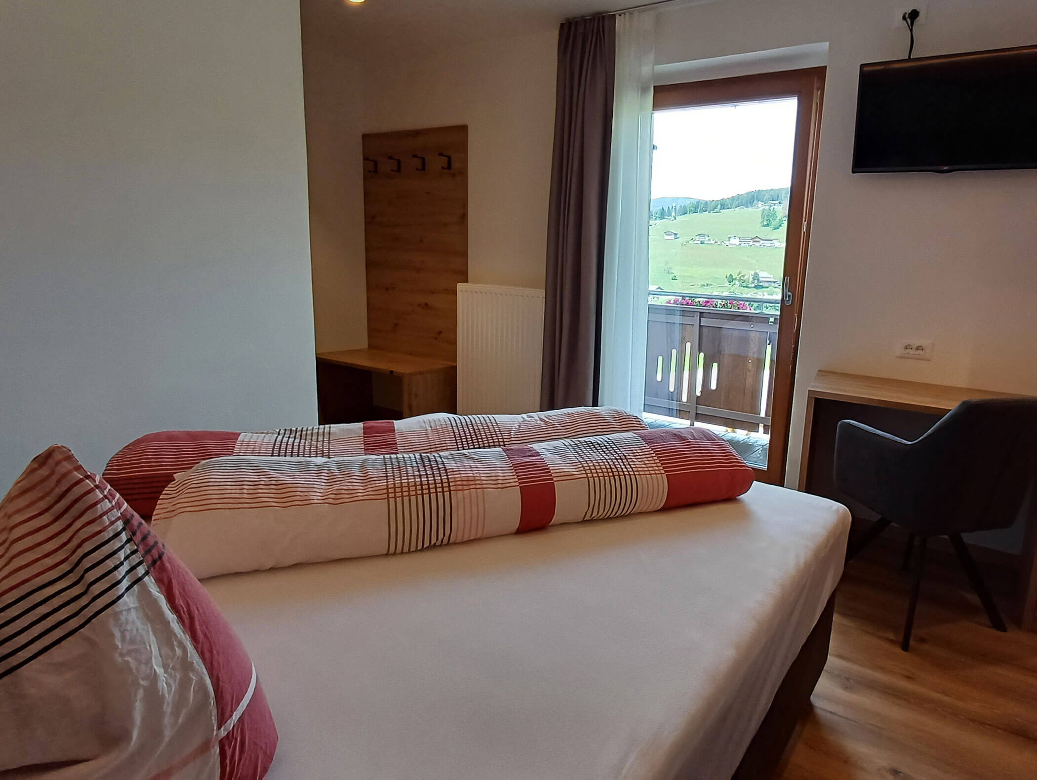 Doppelbett im Apartment Abendrot