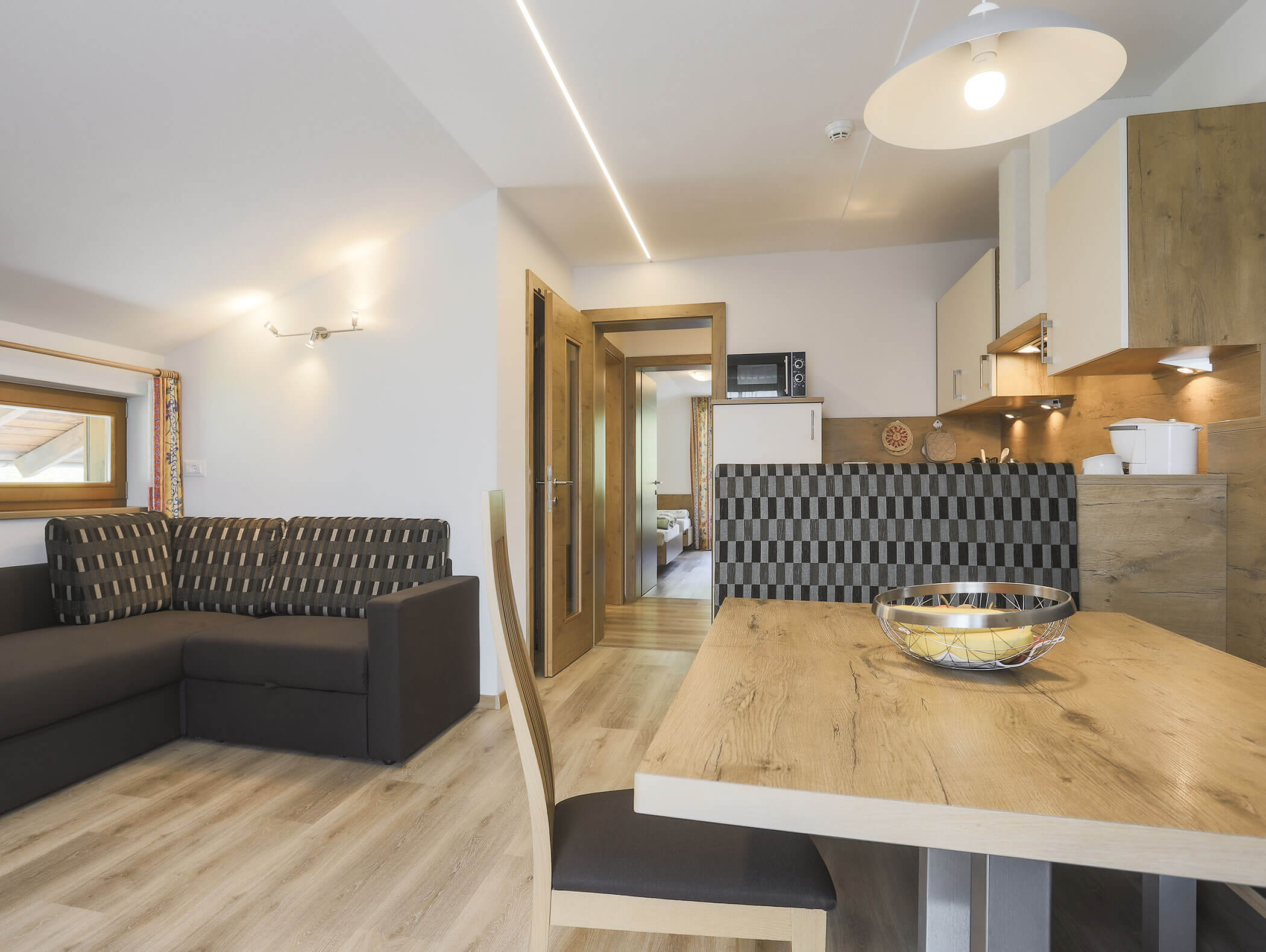 Essbereich und Couch im Apartment Alpenglühn