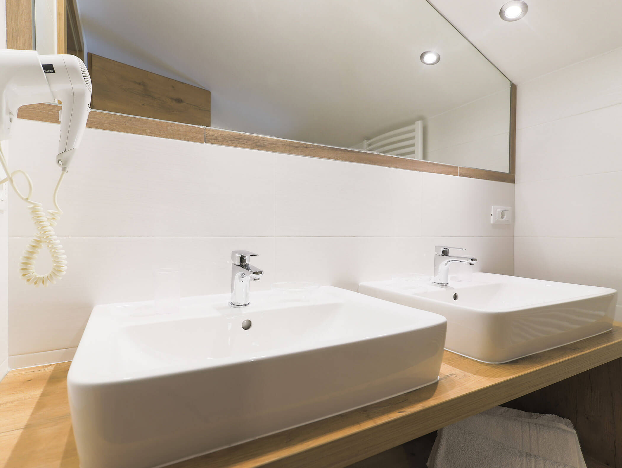 Doppelte Waschbecken im Badezimmer im Apartment Alpenglühn