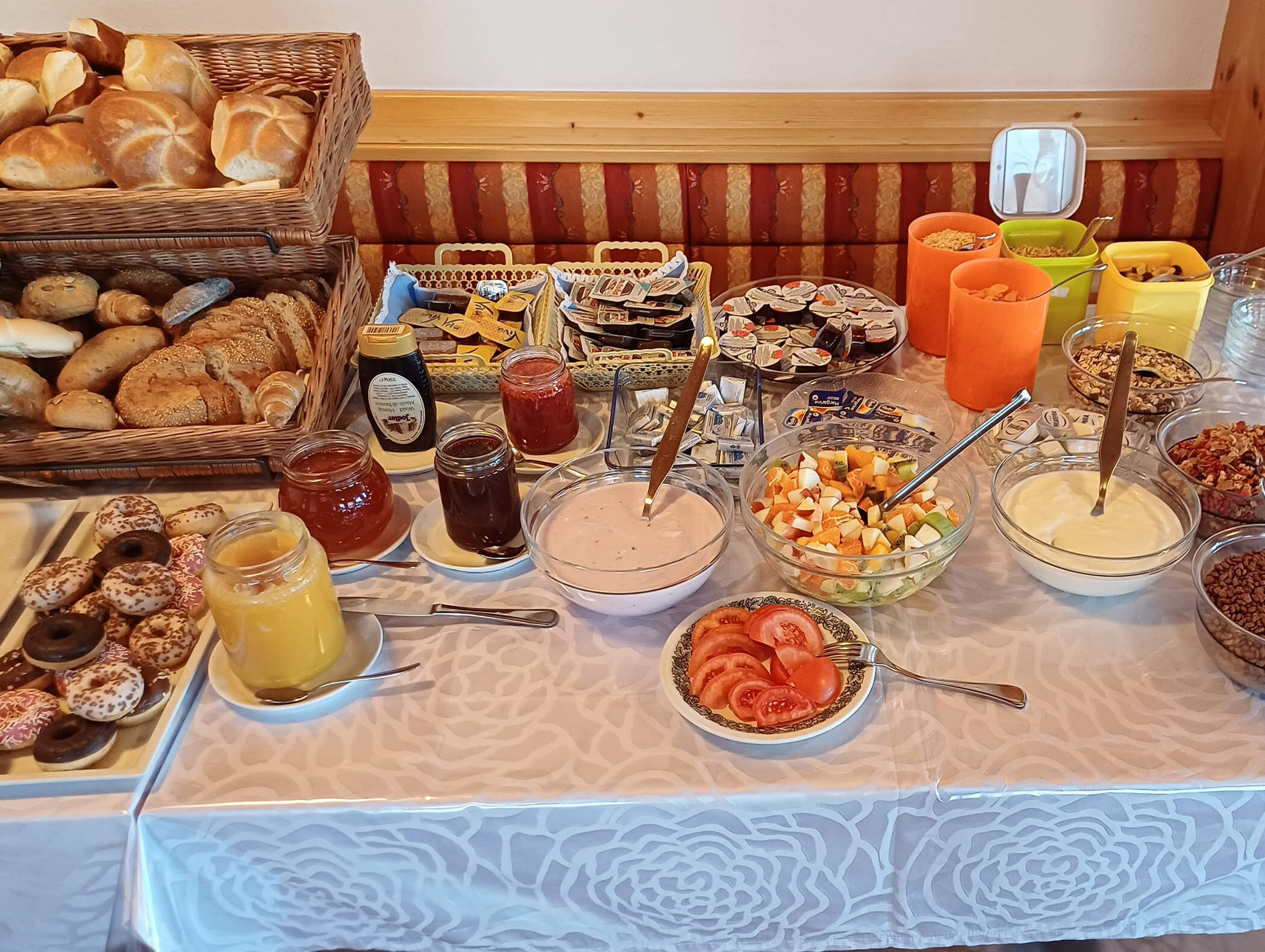 Frühstücksbuffet mit großer Auswahl