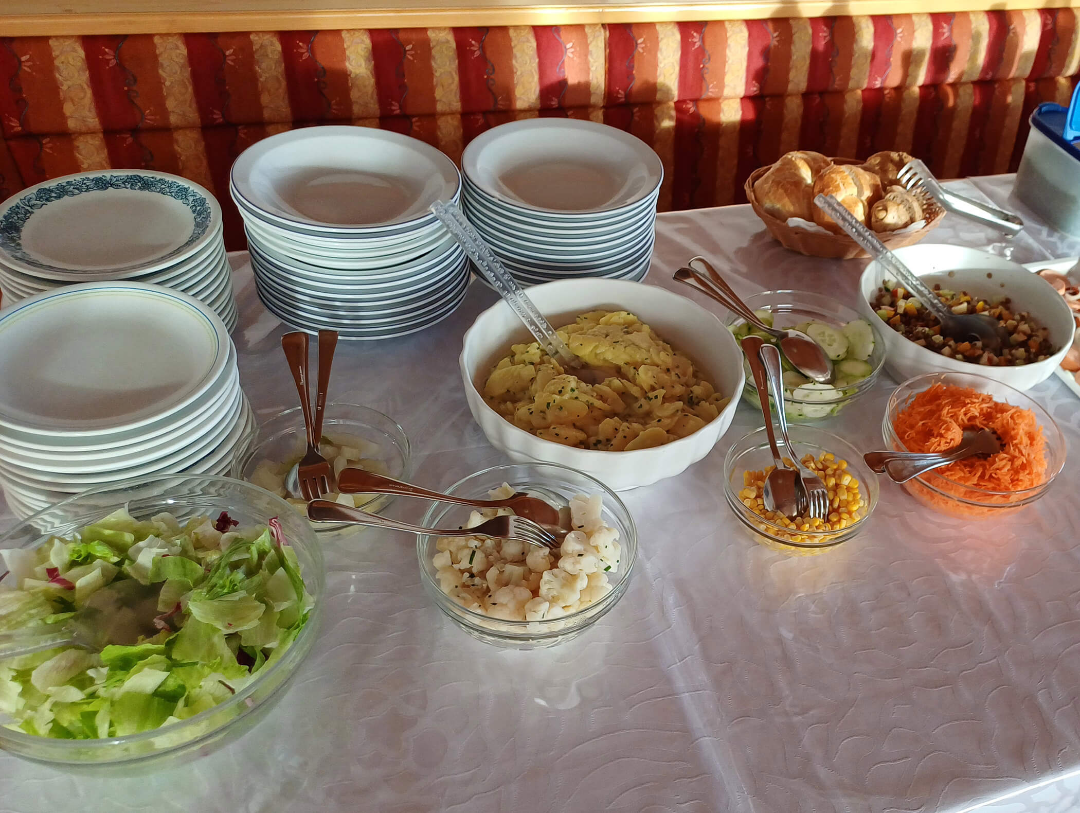 Salatbuffet und Brot beim Abendessen