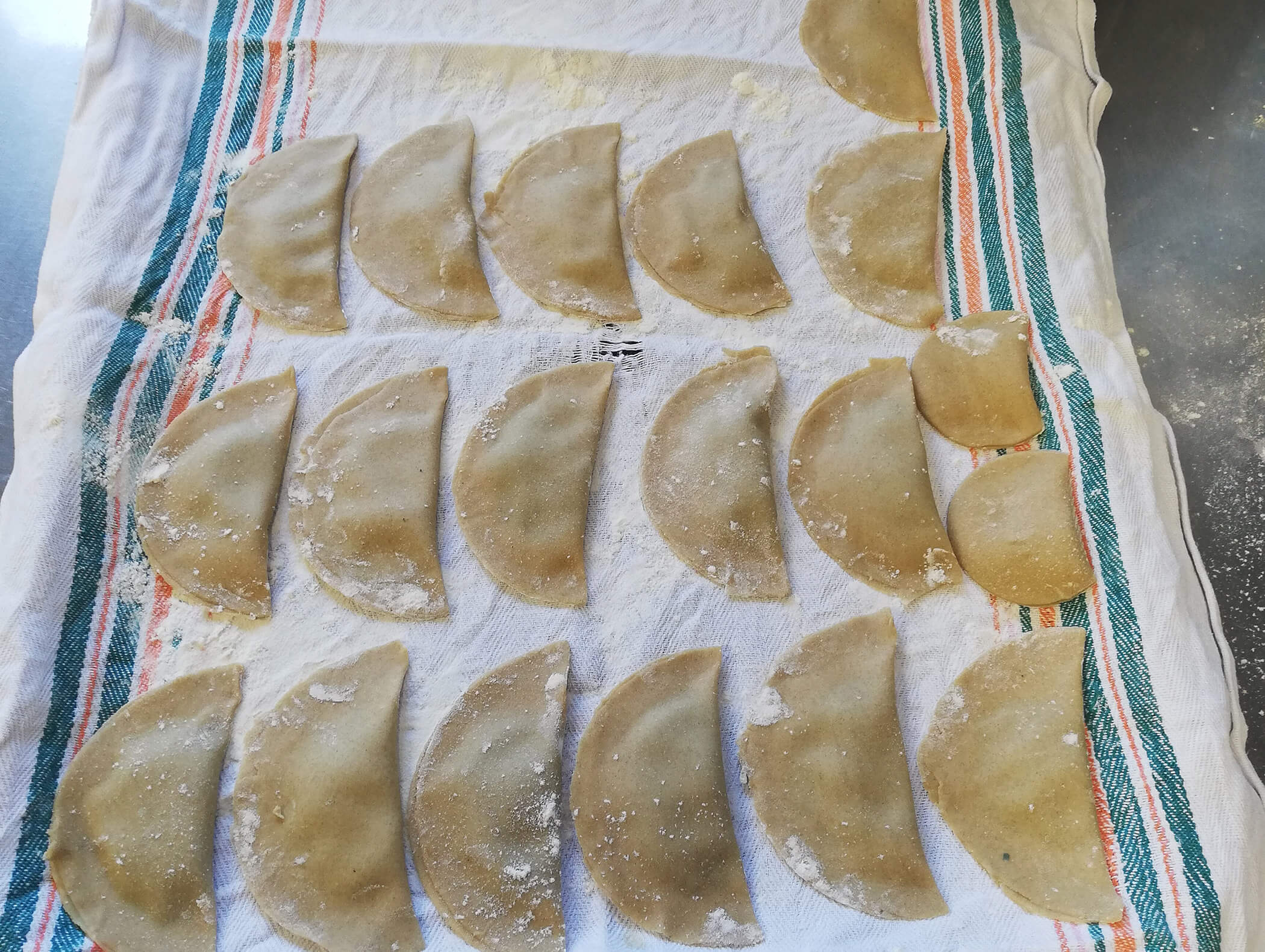 Selbstgemachte Schlutzkrapfen auf einem weißen Tuch