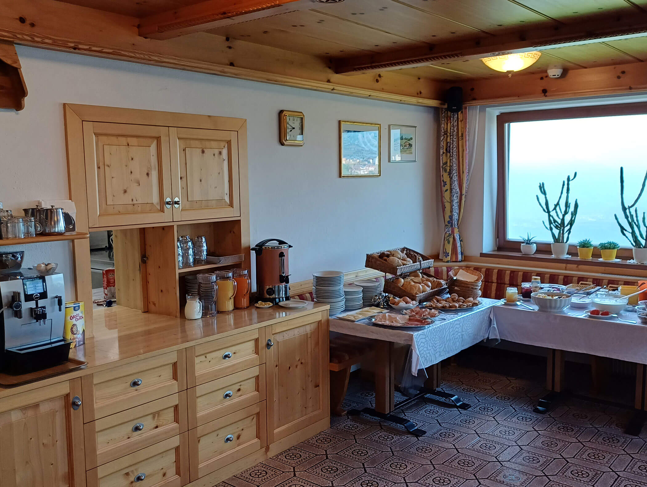 Frühstücksraum mit Buffet beim Langwieserhof
