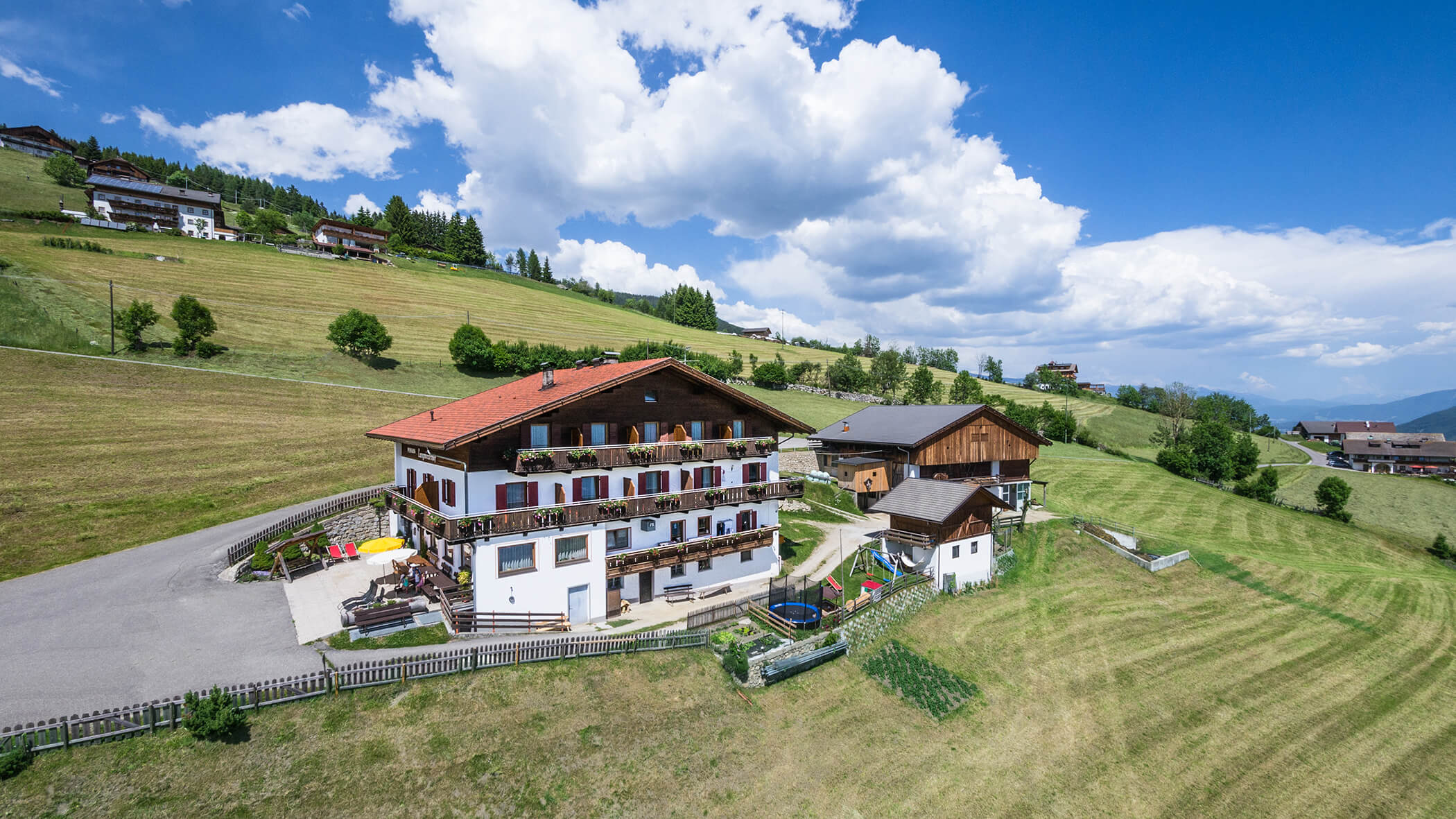 Außenansicht vom Langwieserhof im Sommer
