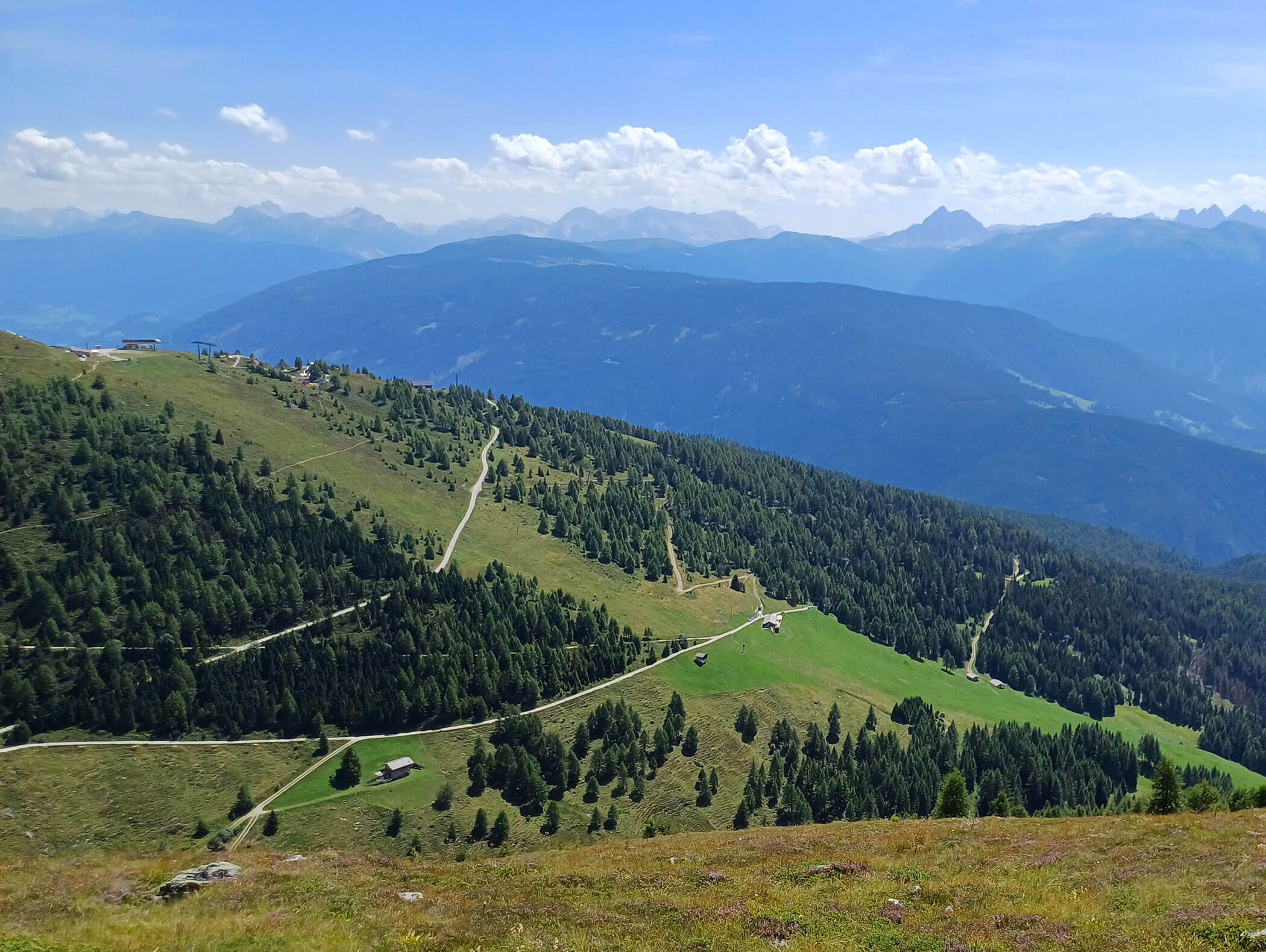 Blick vom Gitschberg auf die Pisten im Sommer