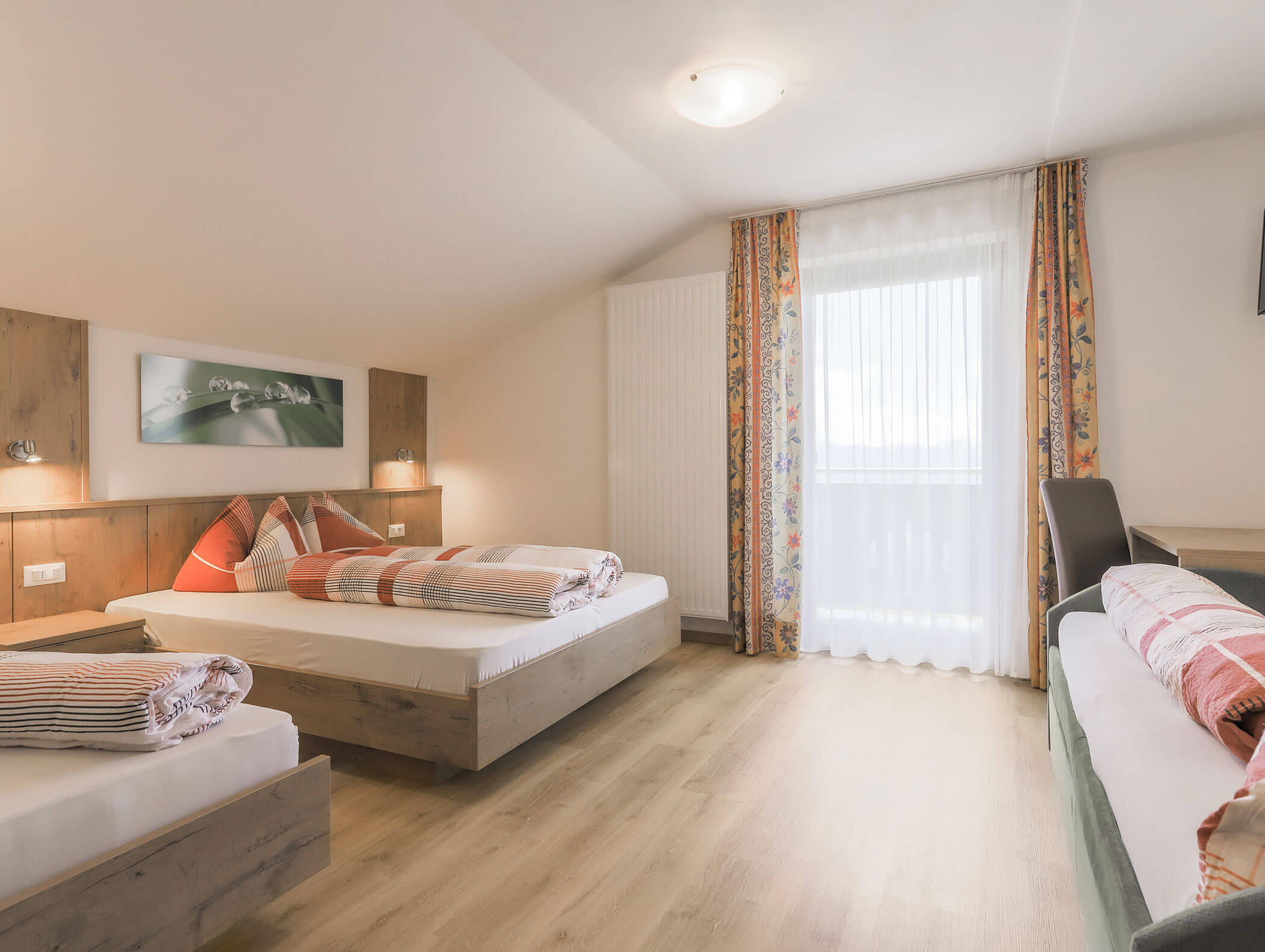 Großes Zimmer Talblick mit Holzboden