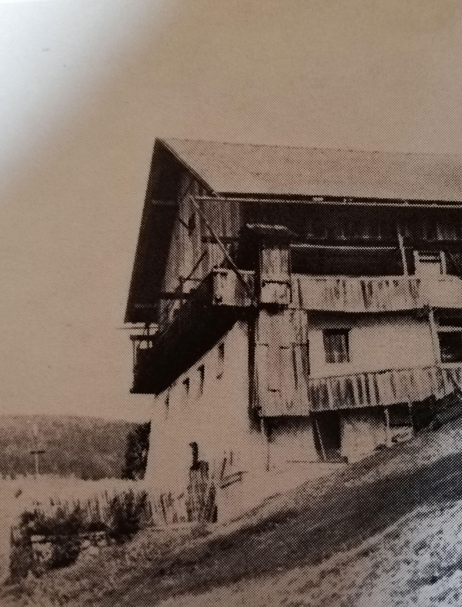 Der alte Langwieserhof in schwarz-weiß