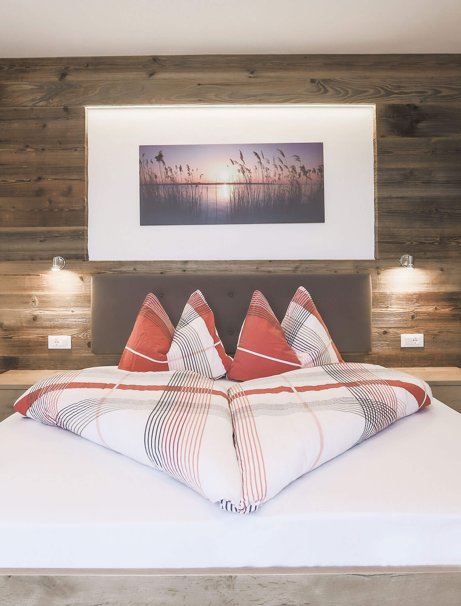 Doppelbett mit Holztäfelung im Zimmer Talblick
