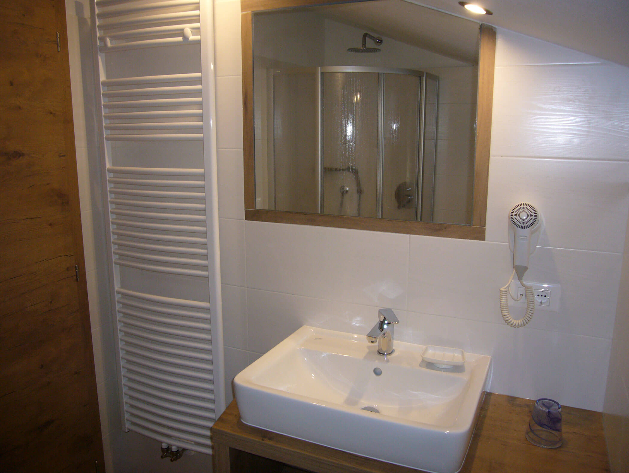 Lavandino nel bagno della camera Bergseite