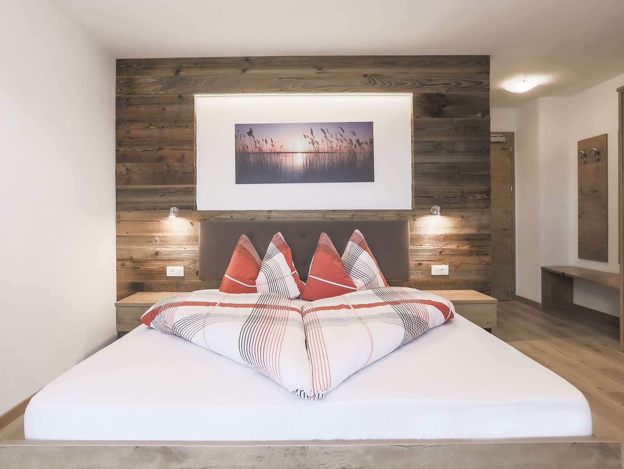 Letto matrimoniale con rivestimento in legno nella camera Talblick