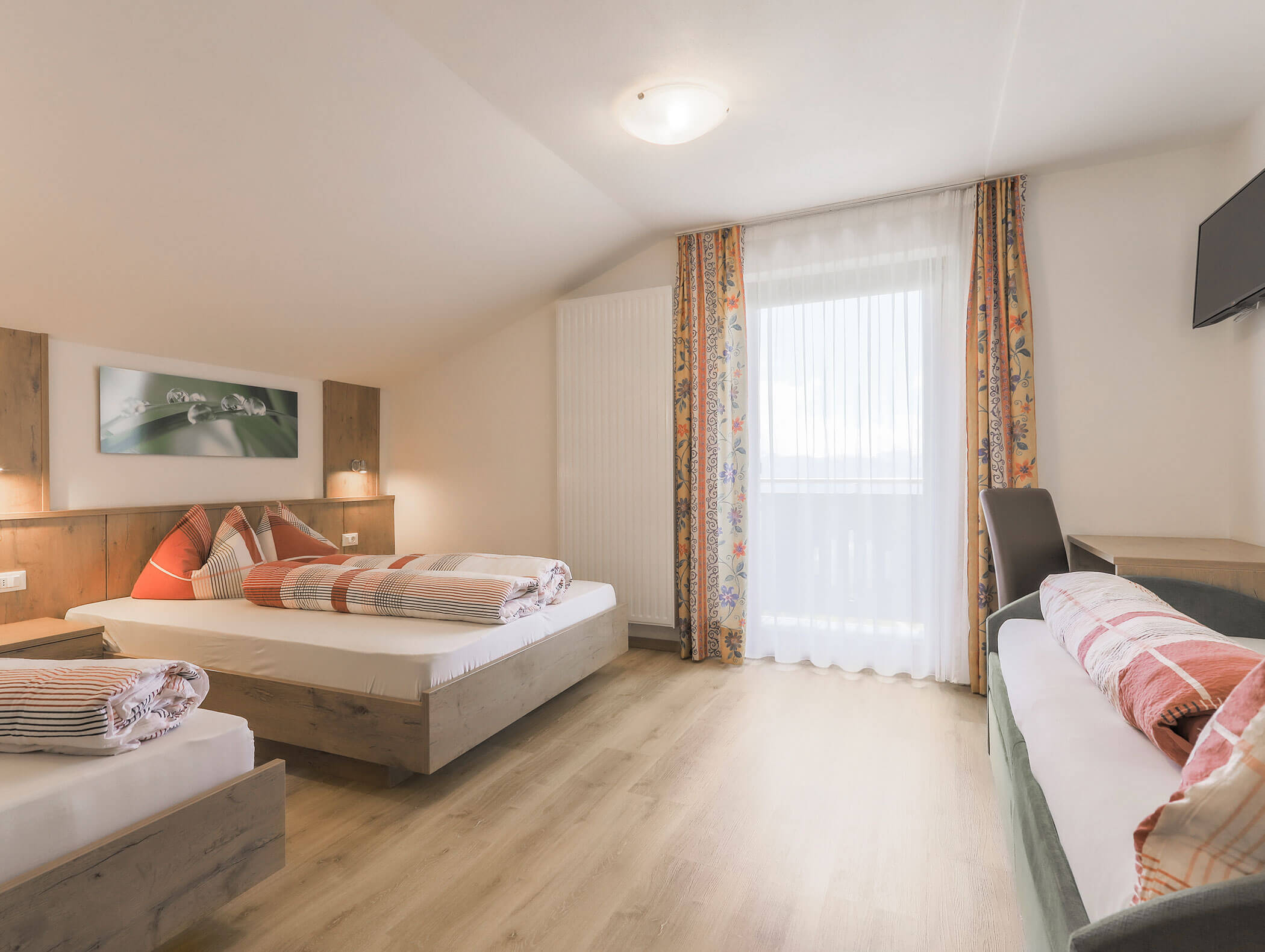 Ampia camera Talblick con pavimento in legno